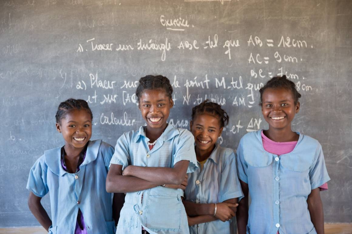 Soanafiny Fille de Jesus Clarta (nummer to fra venstre), 14, studerer på videregående skole i Berano, Anosy-regionen, i Madagascar. Her står hun foran tavlen sammen med sine venninner. Foto: UNICEF/UN0325666/Ralaivita.